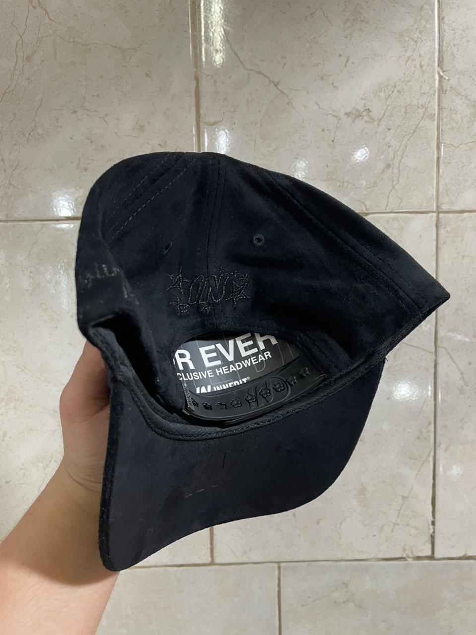 Gorra Urbana – Modelo "Black Flower Melancholy" (Edición Especial Velvet & Rhinestones)