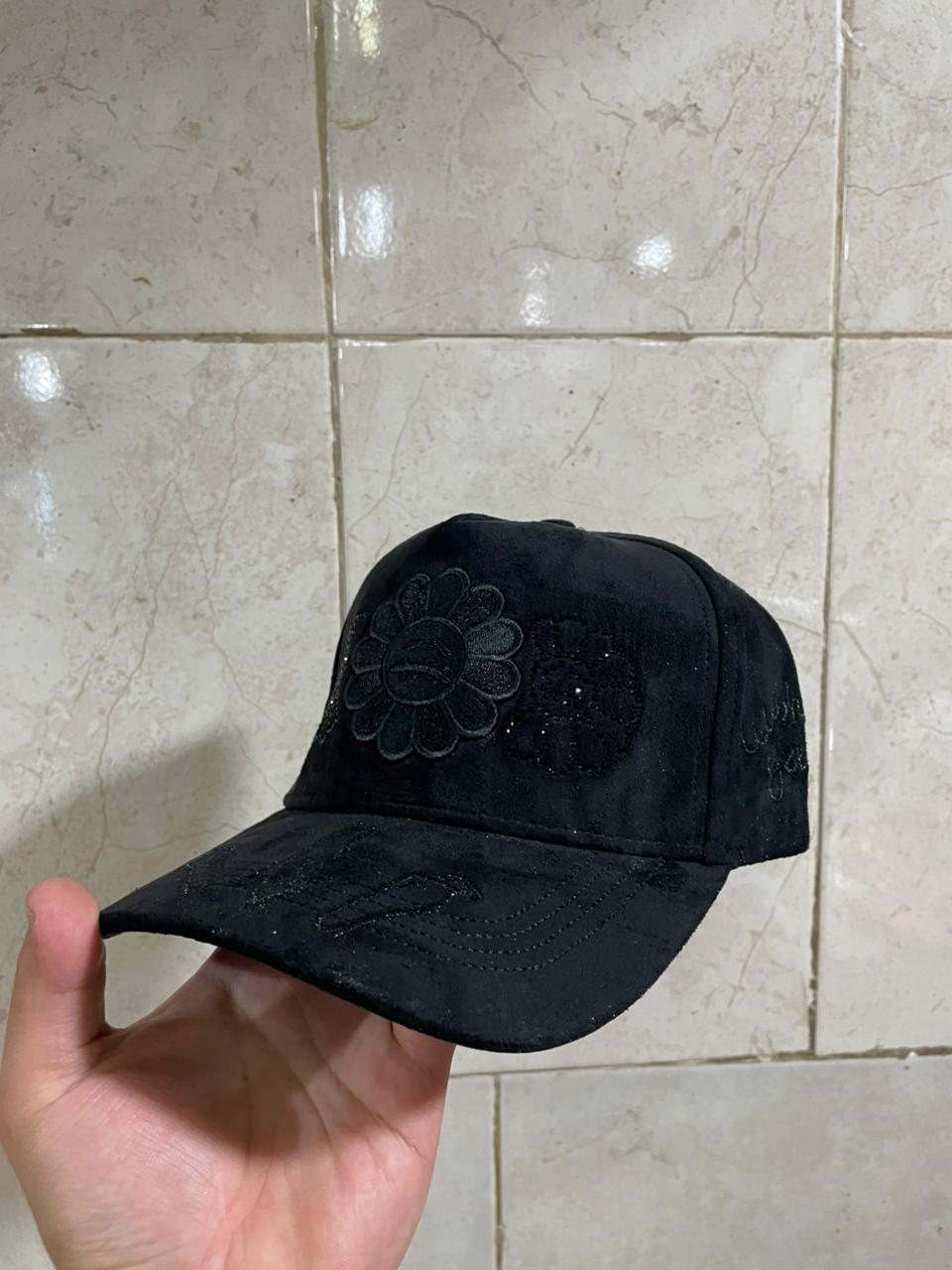 Gorra Urbana – Modelo "Black Flower Melancholy" (Edición Especial Velvet & Rhinestones)