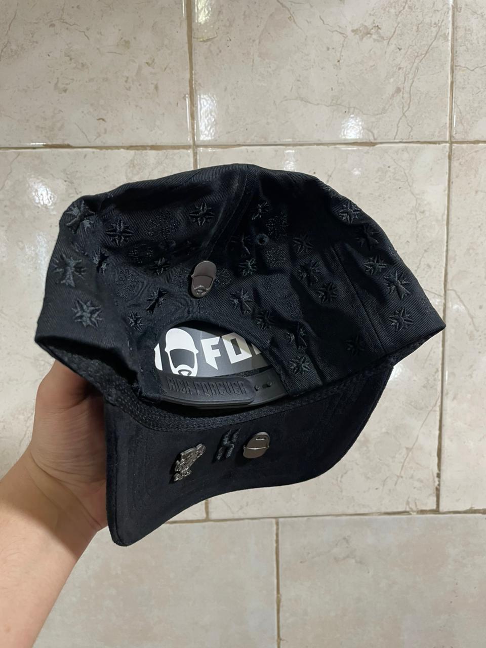 Gorra Urbana – Modelo "Triple Gothic Cross" (Edición Especial Black Out)
