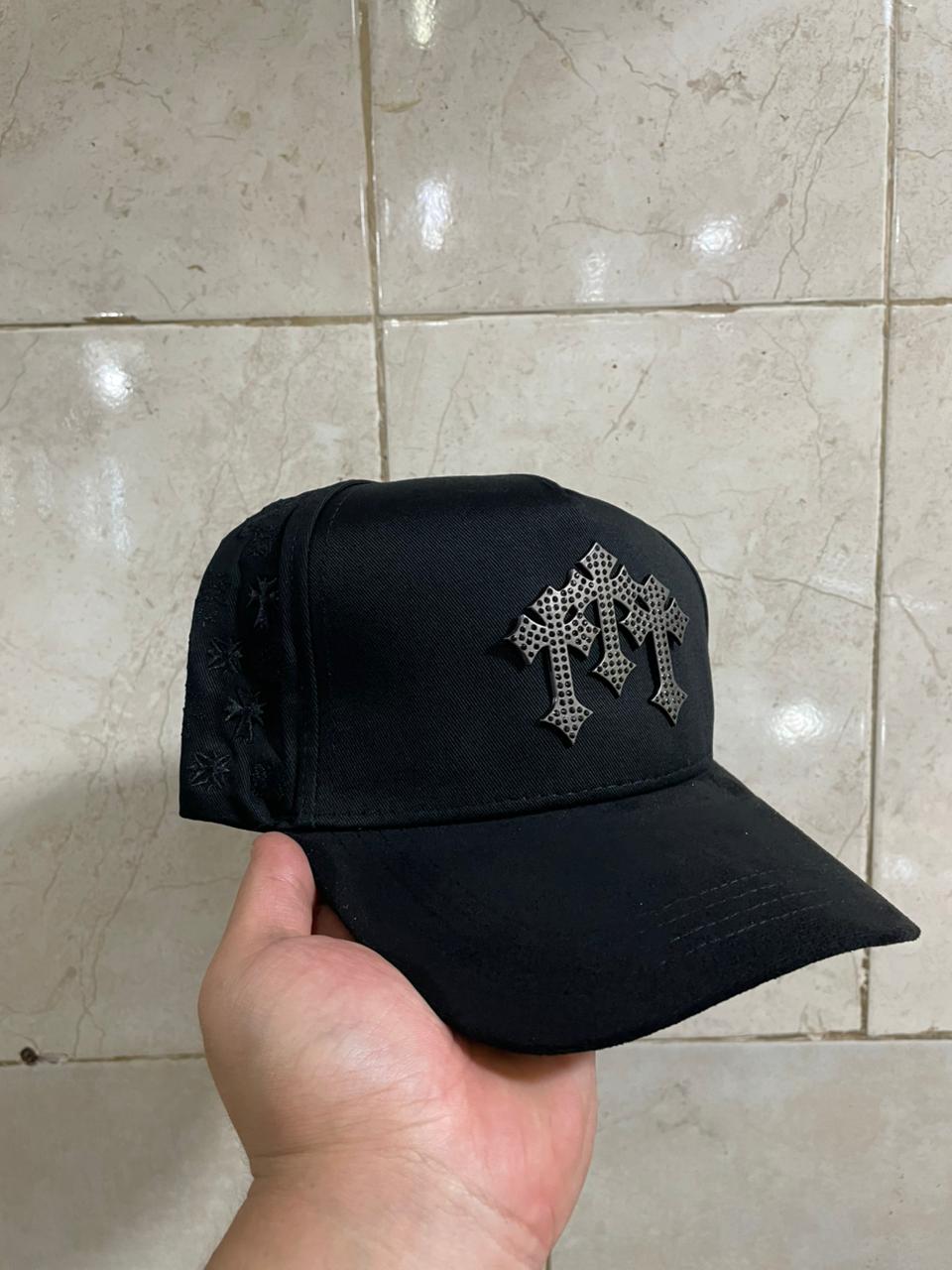 Gorra Urbana – Modelo "Triple Gothic Cross" (Edición Especial Black Out)
