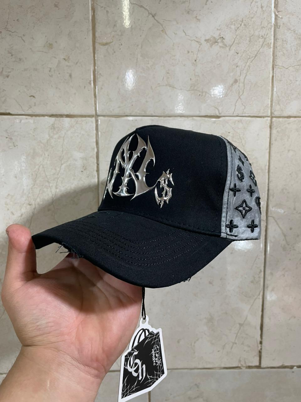 Gorra Urbana – Modelo "NY Liquid Metal" (Edición Cyber-Gothic)