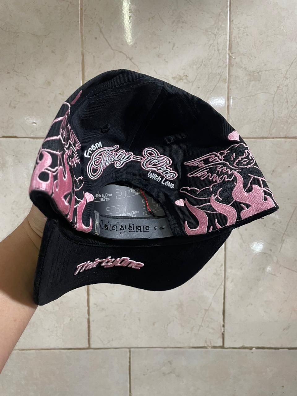 Gorra Gallo Fino – Modelo "NY Pink Flame & Pearls" (Edición Especial)