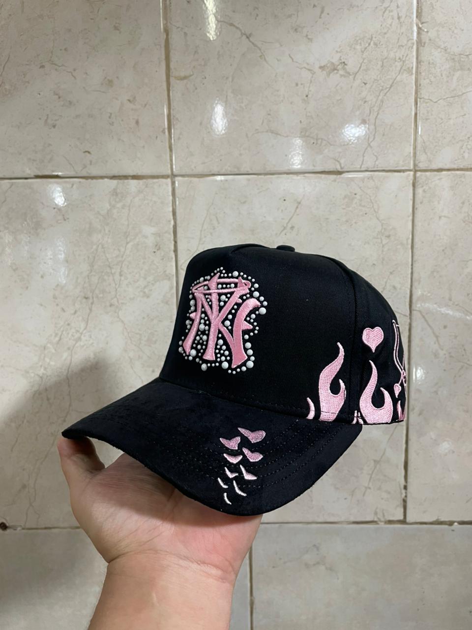 Gorra Gallo Fino – Modelo "NY Pink Flame & Pearls" (Edición Especial)