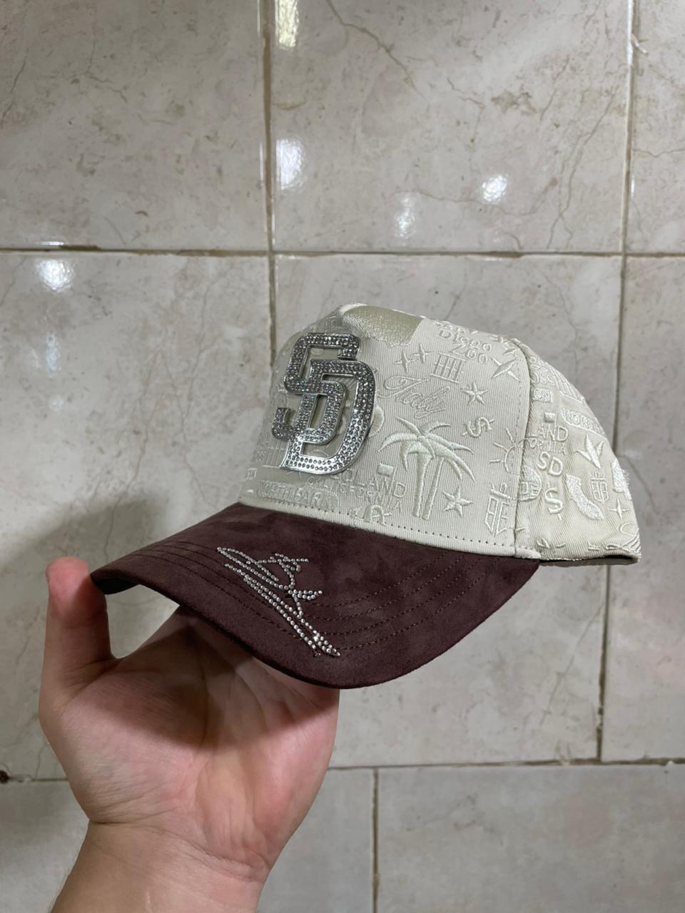 Gorra Gallo Fino – Modelo "SD California Dreamin'" (Edición Premium Chocolate)