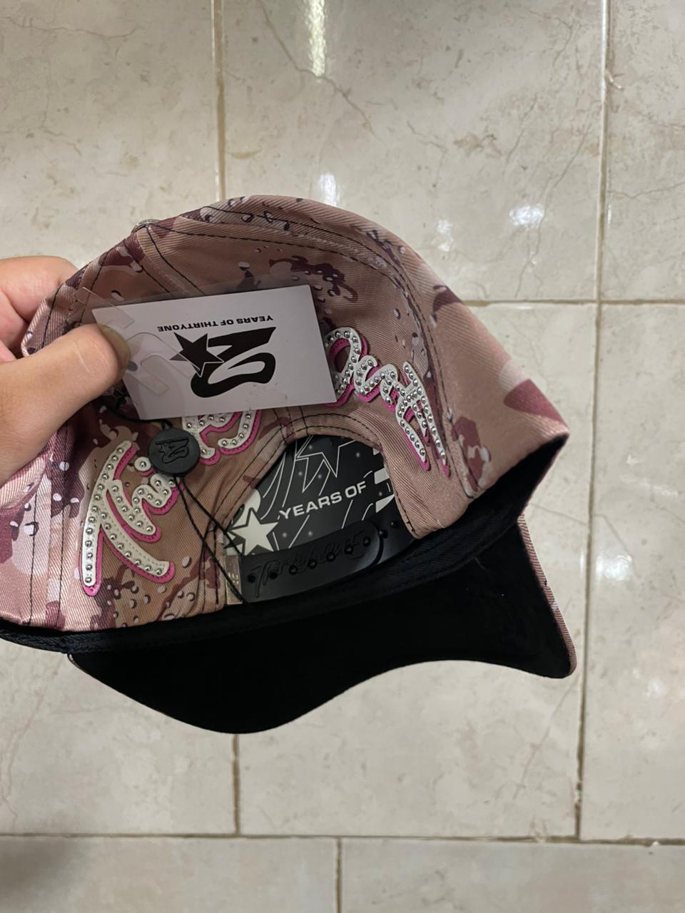 Gorra Gallo Fino – Modelo "Pelle Camo Pink" (Edición Especial Rhinestones)