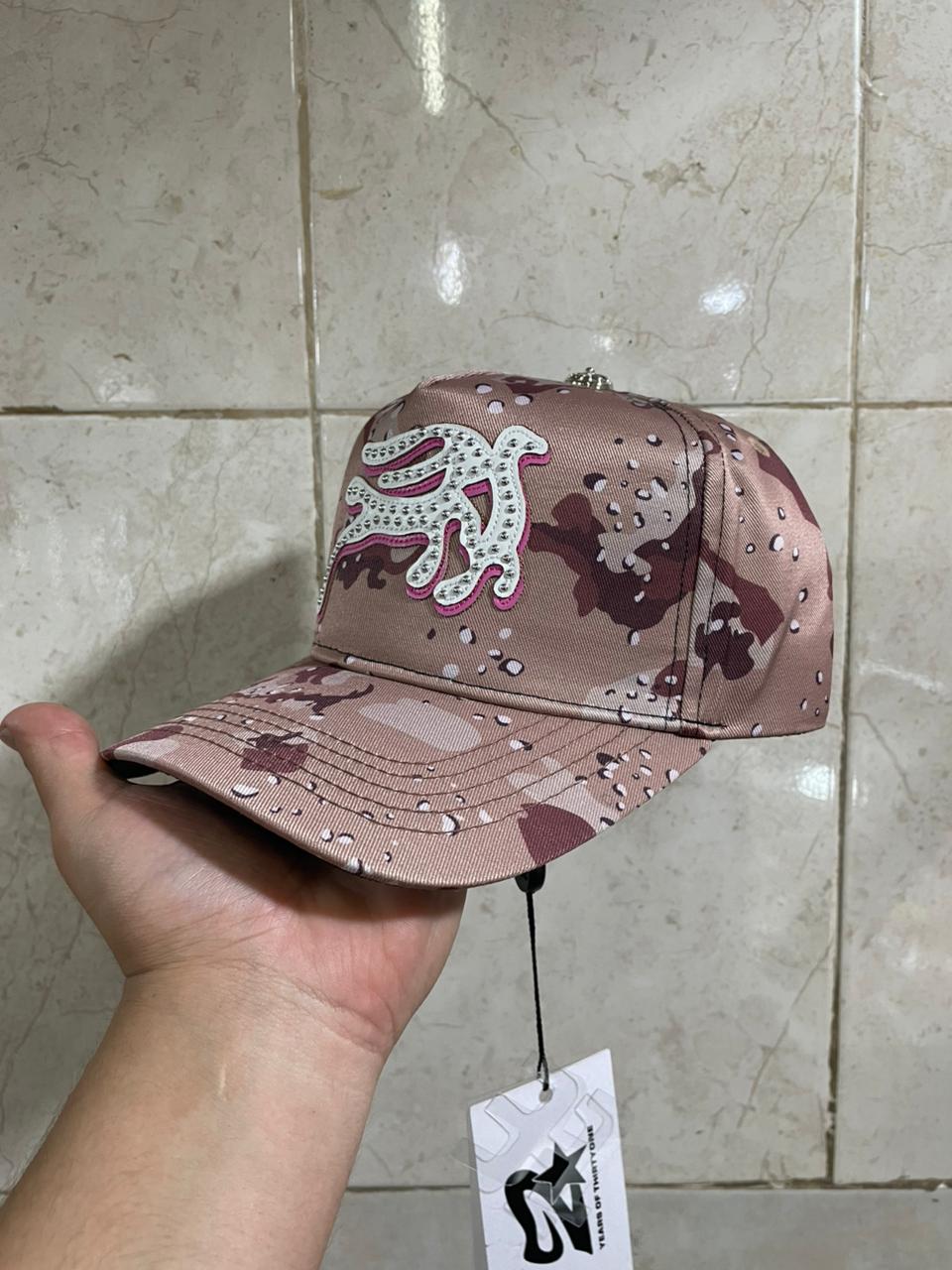 Gorra Gallo Fino – Modelo "Pelle Camo Pink" (Edición Especial Rhinestones)