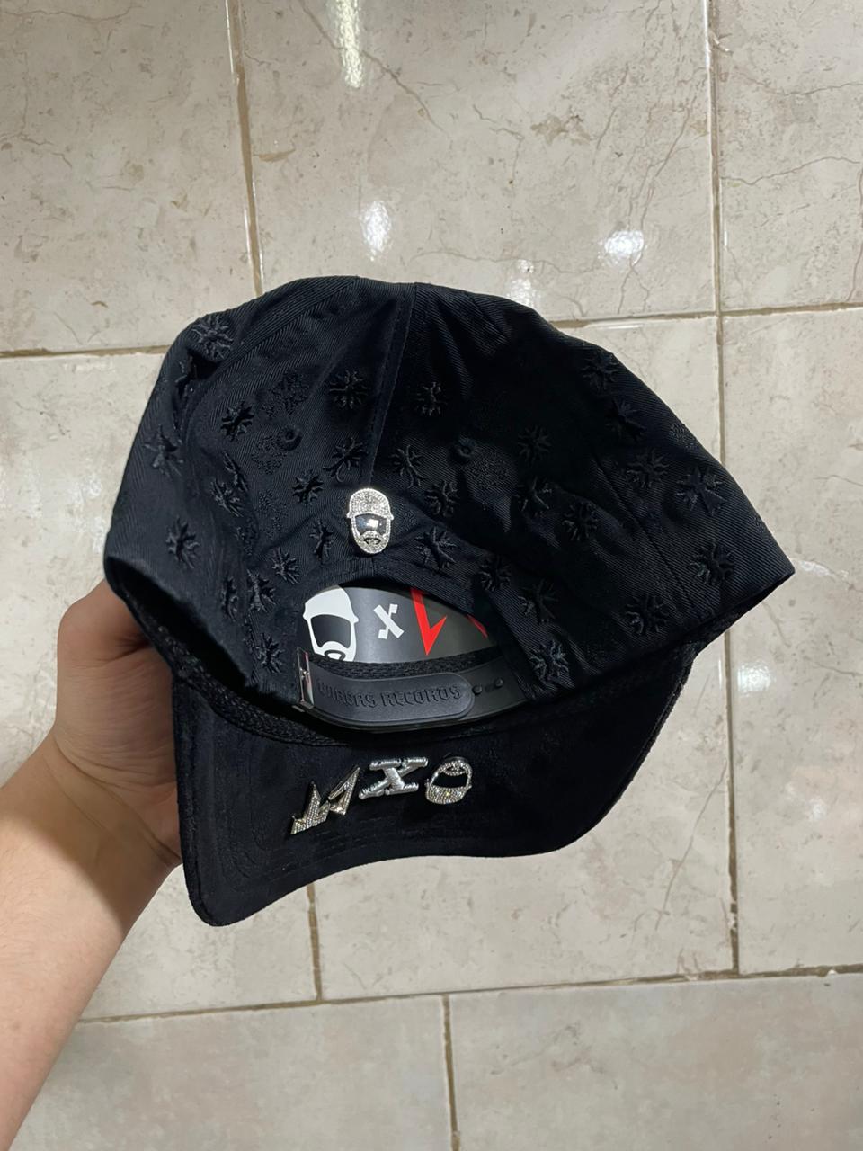 Gorra Urbana – Modelo "M Gothic Luxury" (Edición Especial Black Crosses)