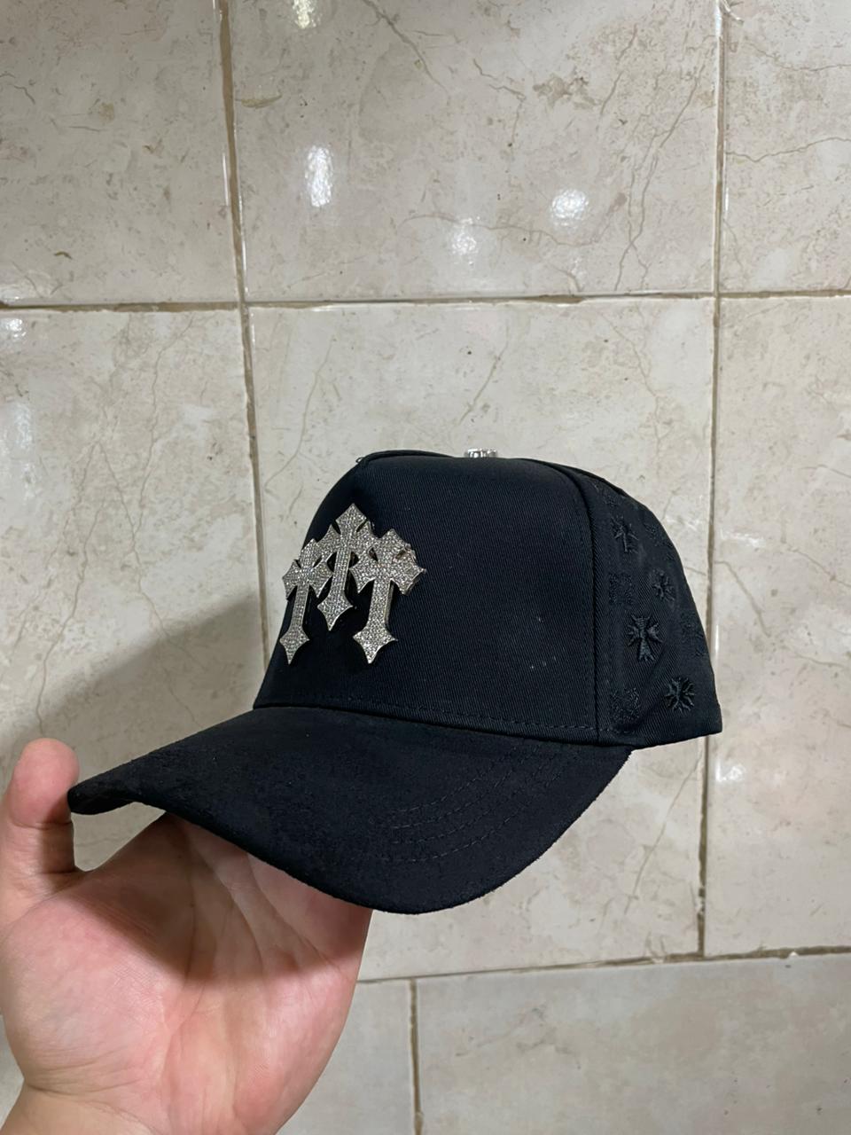 Gorra Urbana – Modelo "M Gothic Luxury" (Edición Especial Black Crosses)