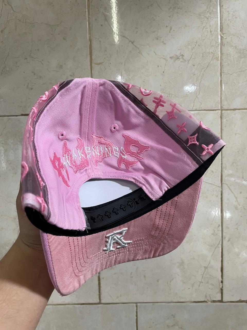 Gorra Urbana – Modelo "NY Triple Gothic Pink" (Edición Cyber-Y2K)
