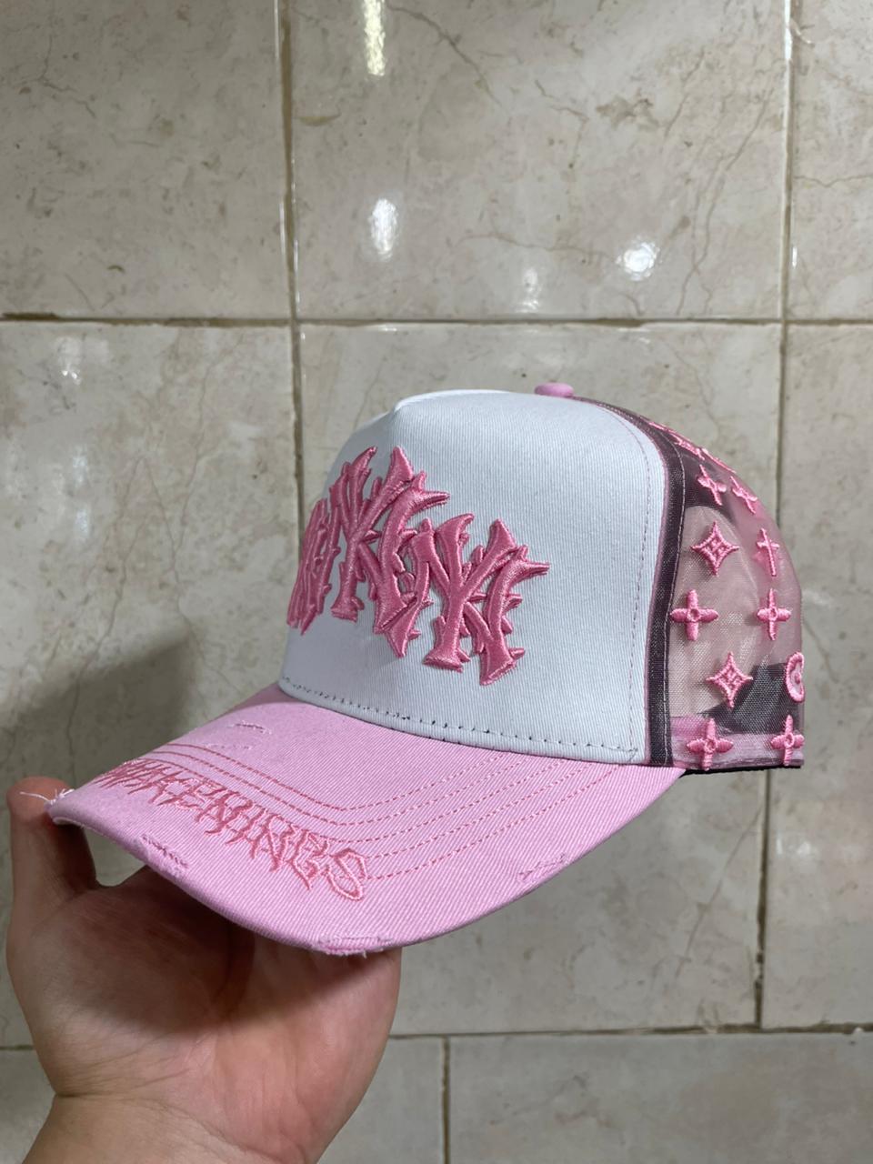 Gorra Urbana – Modelo "NY Triple Gothic Pink" (Edición Cyber-Y2K)