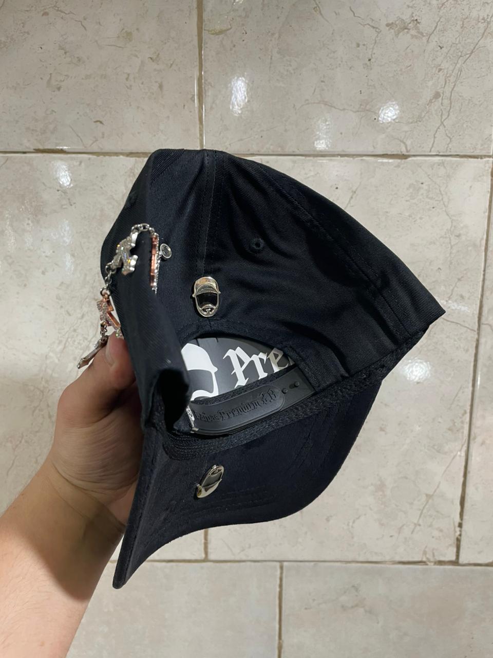 Gorra Urbana – Modelo "BB Gothic Luxury" (Edición Especial Cross Chain)