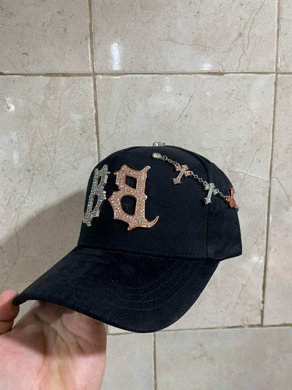 Gorra Urbana – Modelo "BB Gothic Luxury" (Edición Especial Cross Chain)
