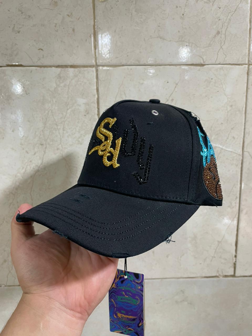 Gorra Urbana – Modelo "SD Monogram Black & Gold" (Edición Especial Rhinestones)